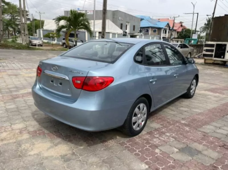 Hyundai Elantra   - 2010