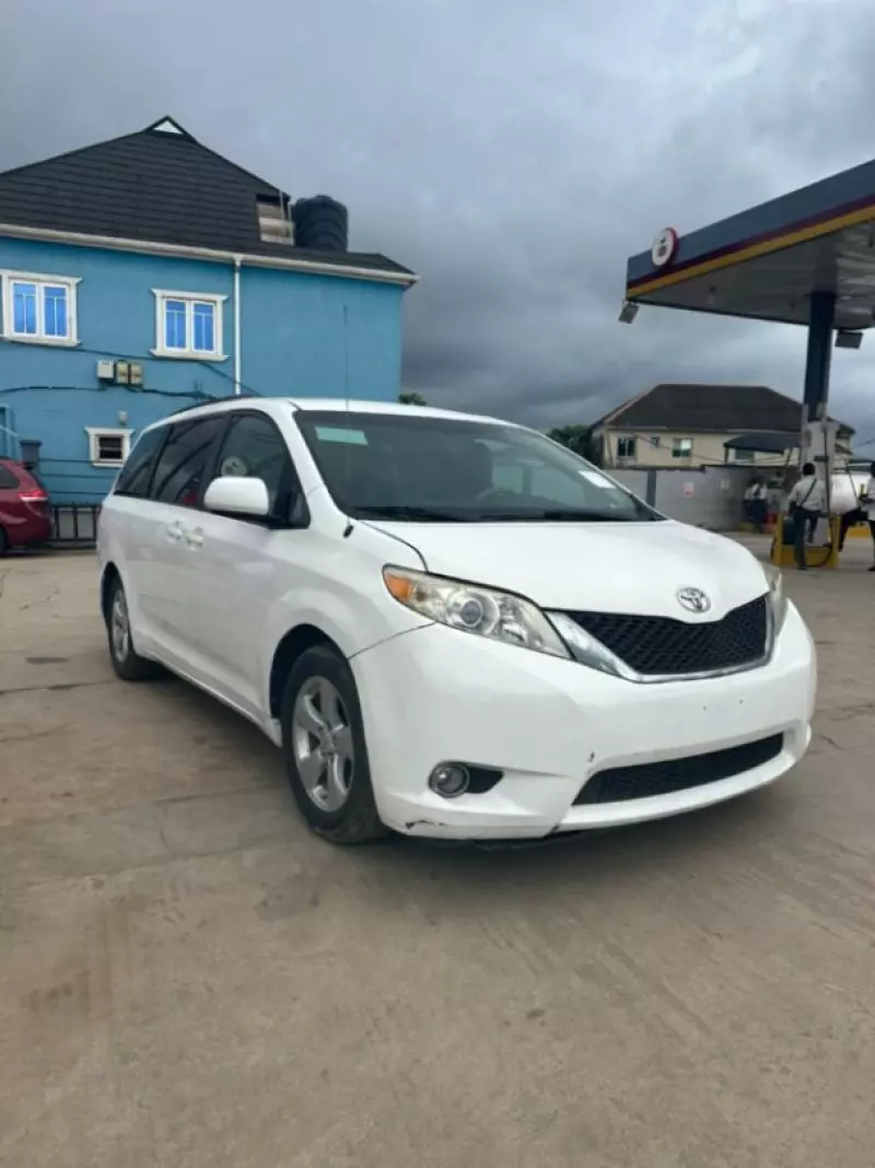 TOYOTA Sienna   - 2011