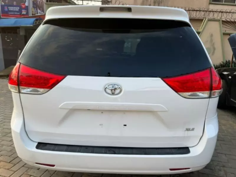 TOYOTA Sienna   - 2011
