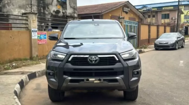 Toyota Hilux   - 2022