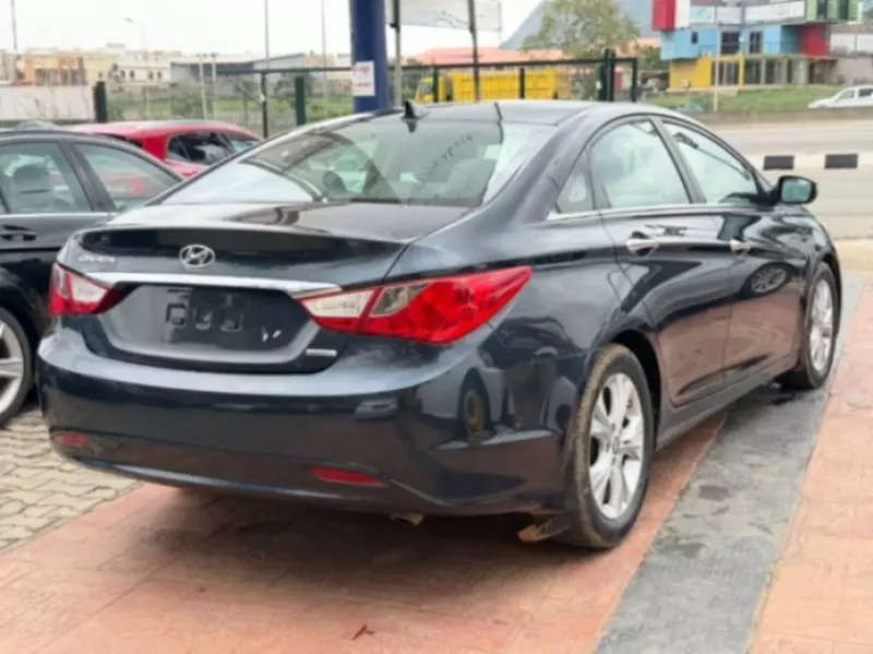 Hyundai Sonata   - 2011