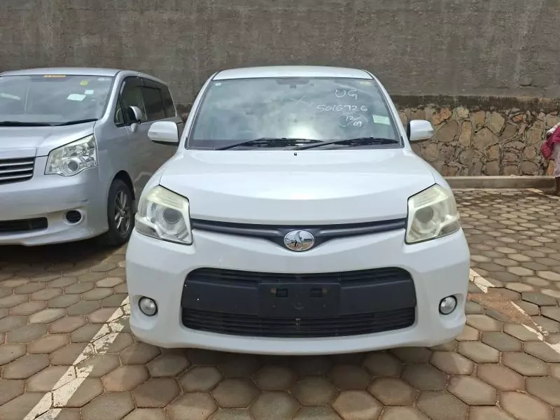 Toyota Sienta   - 2012