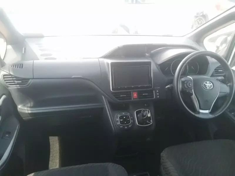 Toyota Noah Hybrid - 2016