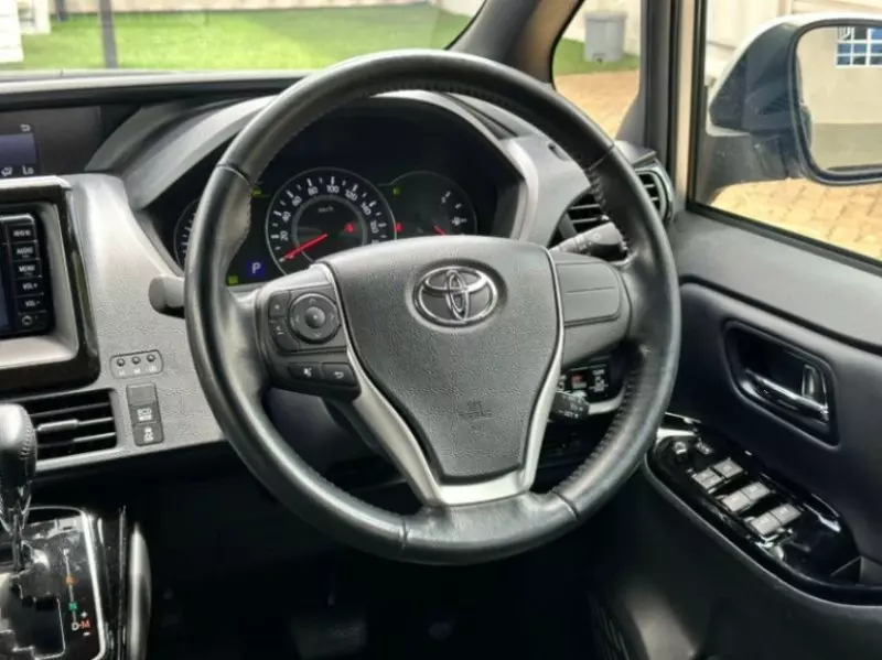 Toyota Voxy    - 2018