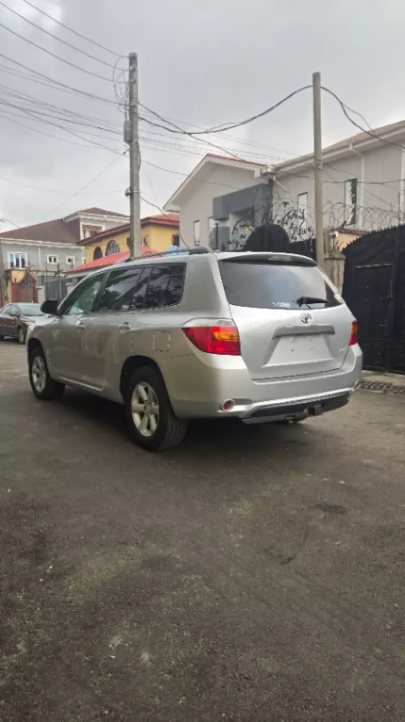 Toyota Highlander   - 2010