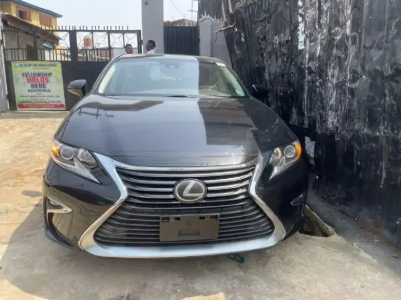 Lexus ES   - 2017