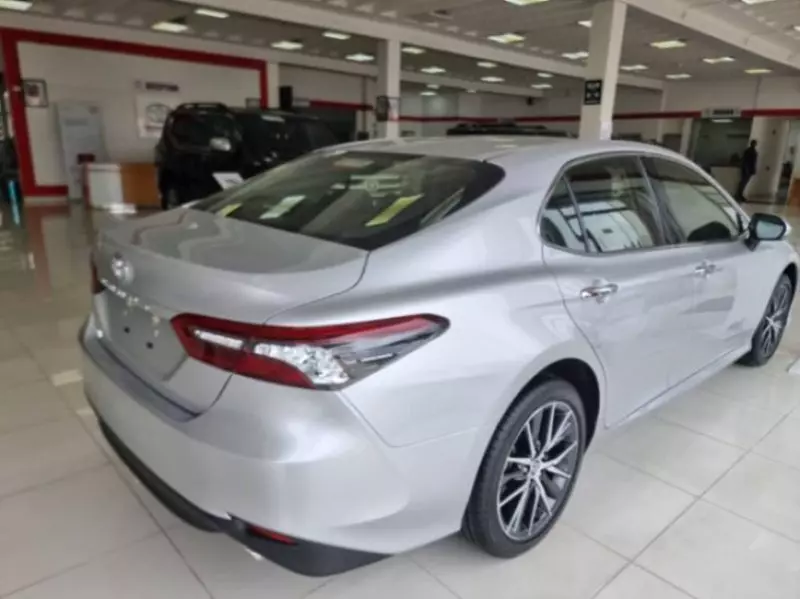 Toyota Camry   - 2025