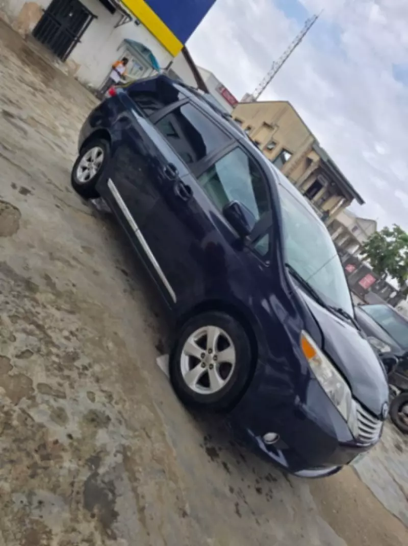 TOYOTA Sienna   - 2011