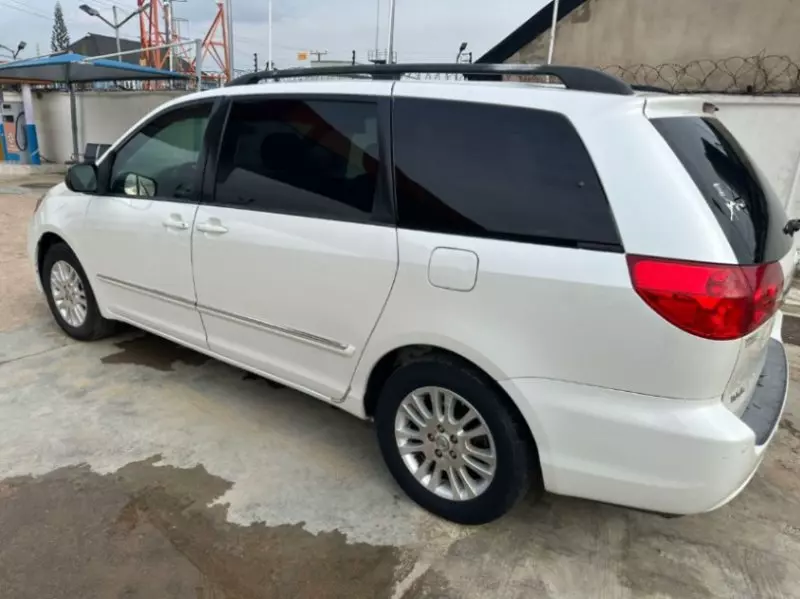 TOYOTA Sienna   - 2007