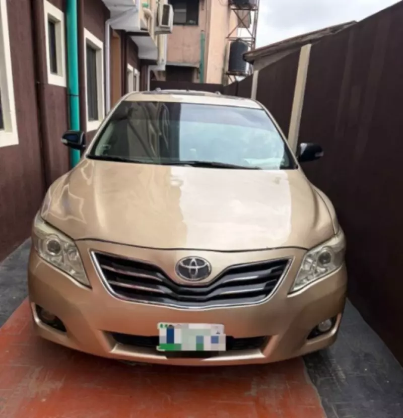Toyota Camry   - 2011