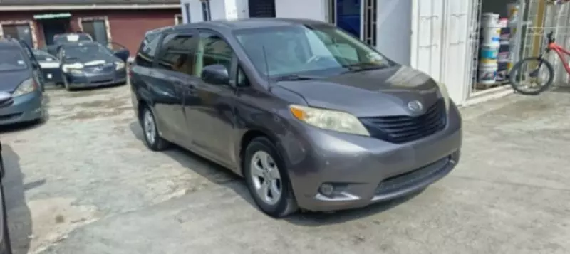 Toyota Sienna   - 2011