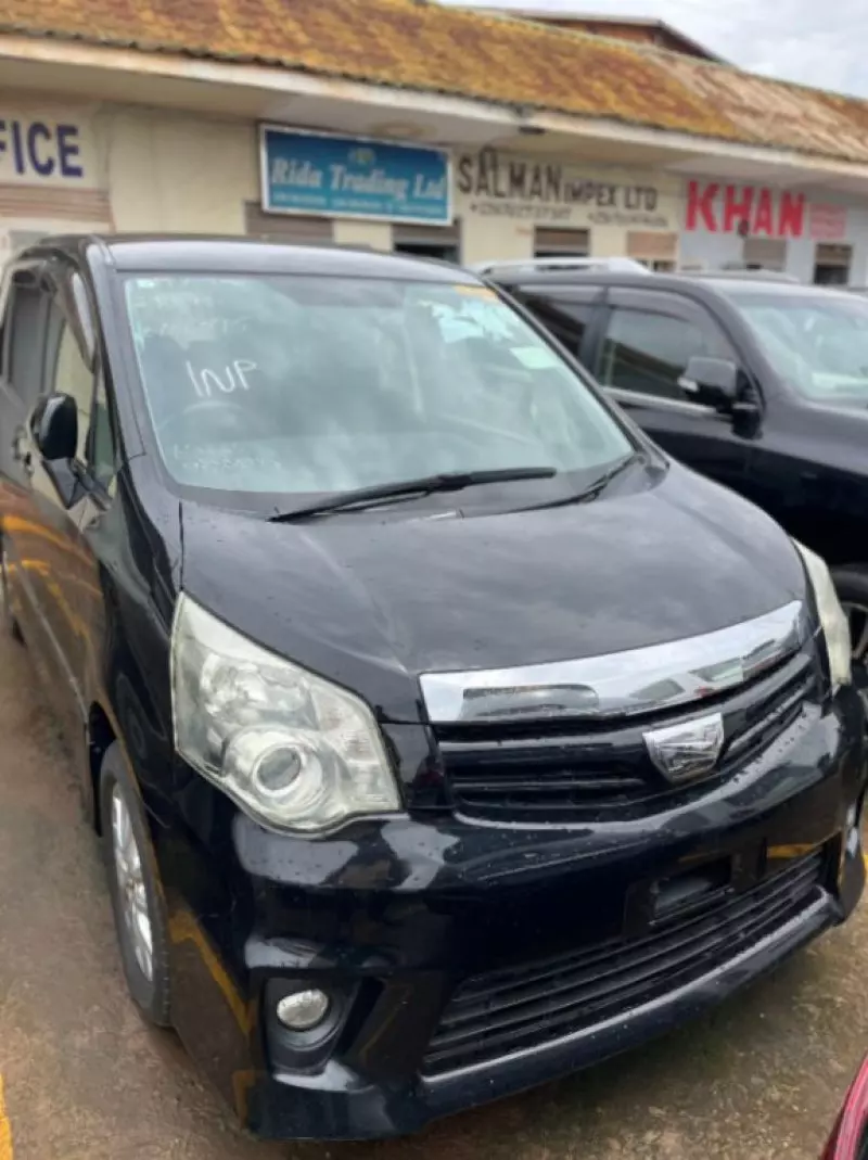 TOYOTA Noah   - 2013