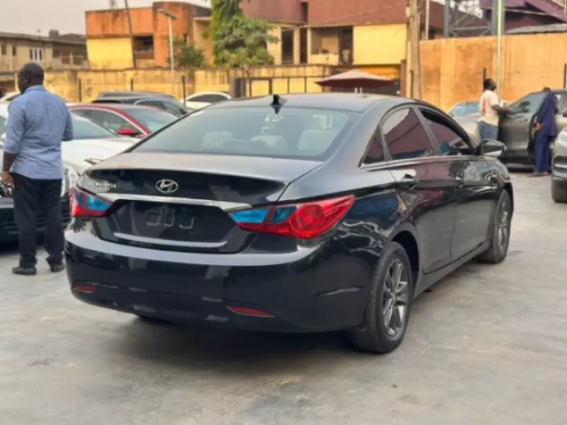 Hyundai Sonata   - 2011