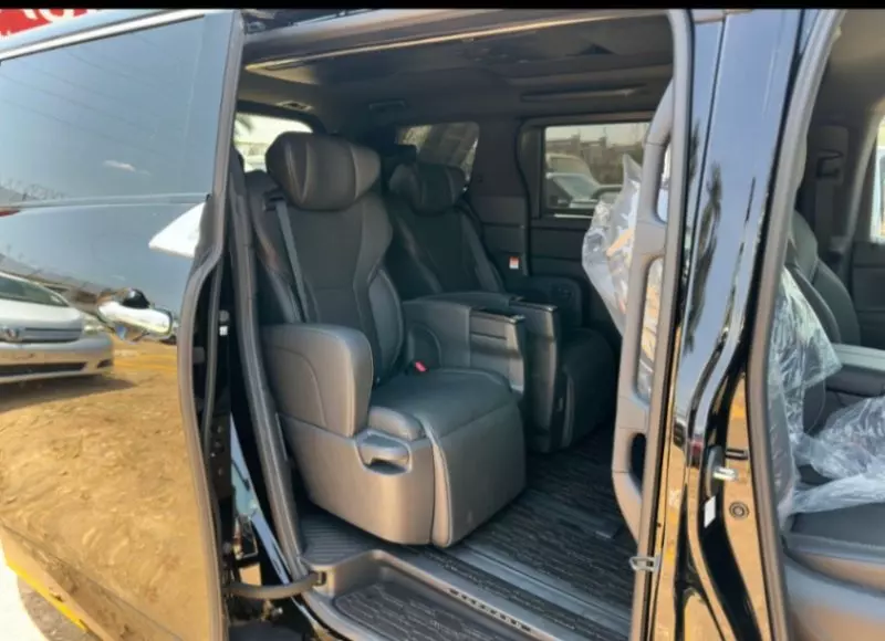 Toyota Noah   - 2018