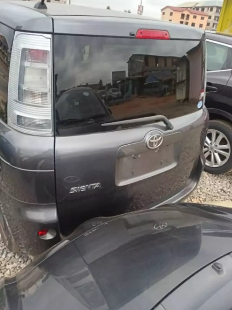 Toyota Sienta   - 2012