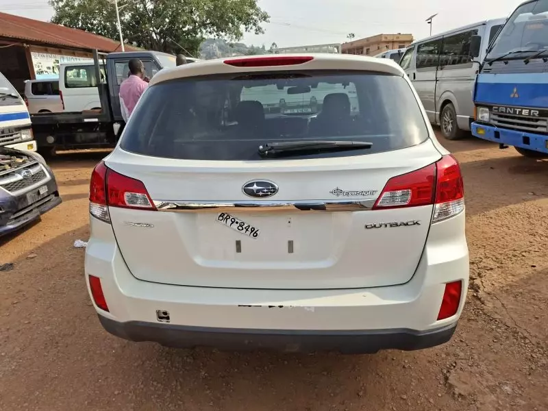 Subaru Outback   - 2011