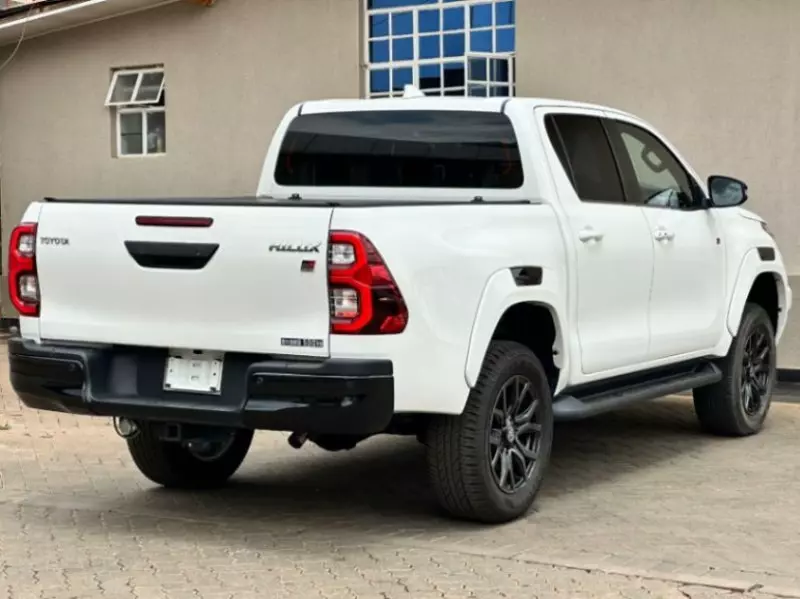 Toyota Hilux   - 2022