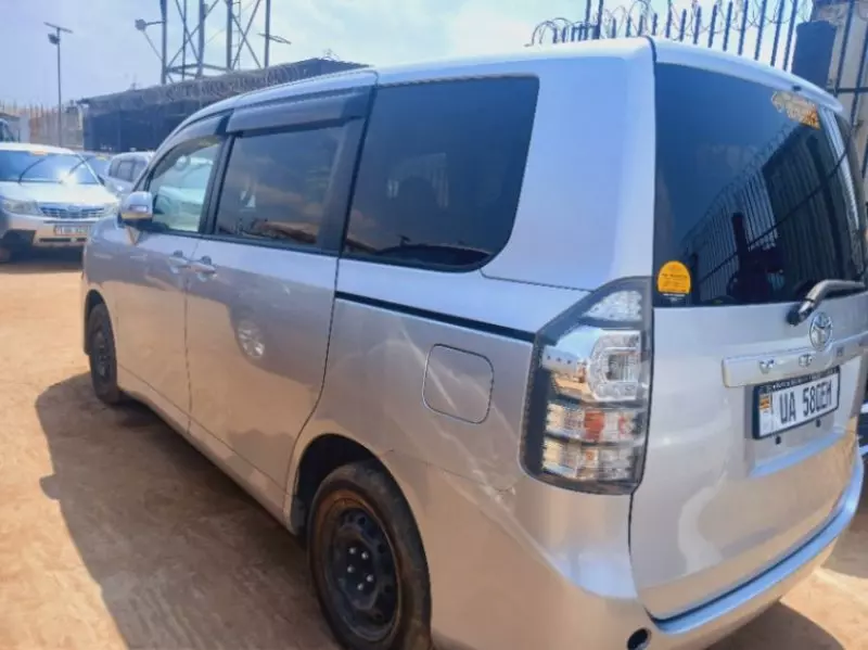 Toyota Voxy    - 2012