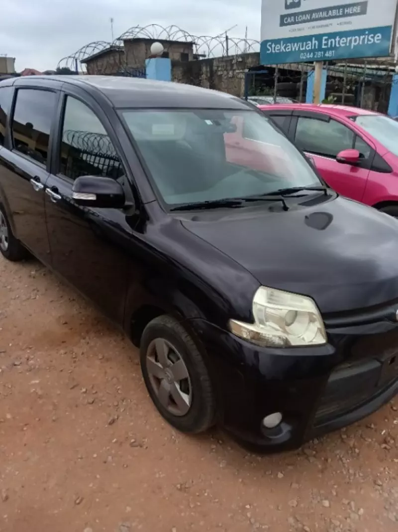 Toyota Sienta   - 2012