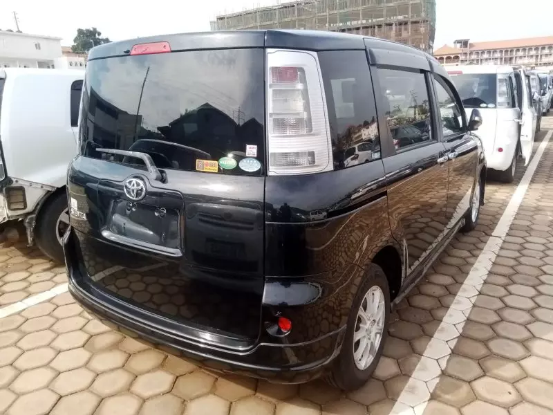Toyota Sienta   - 2012