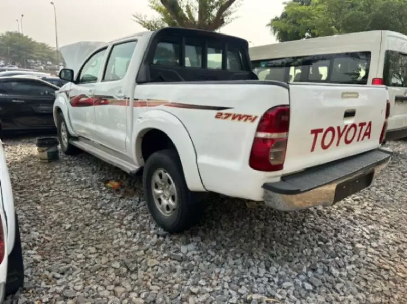 Toyota Hilux   - 2013