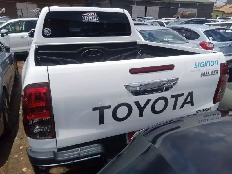 Toyota Hilux   - 2019