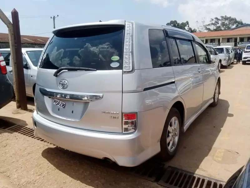 Toyota Isis    - 2013