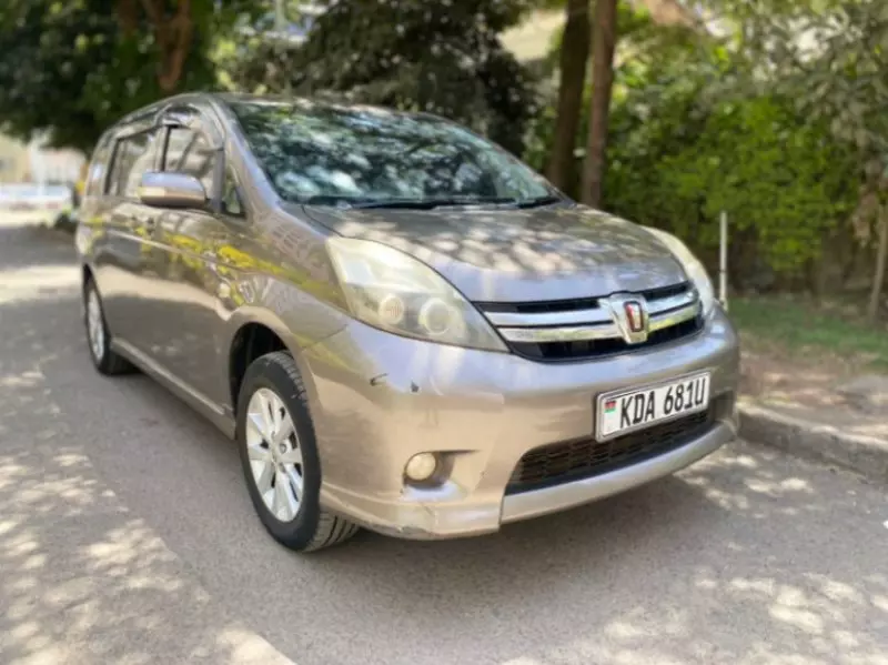 Toyota Isis    - 2013