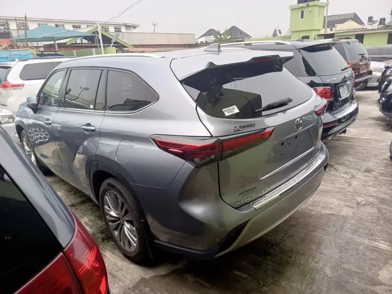 Toyota Highlander   - 2021