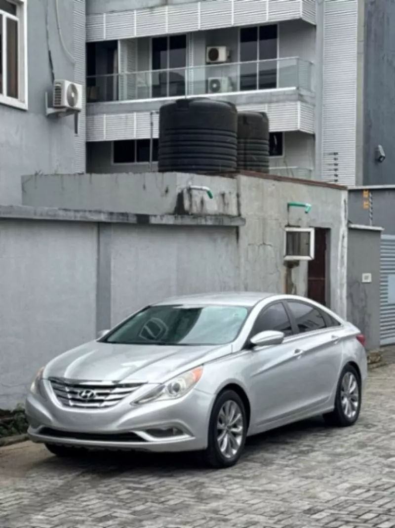 Hyundai Sonata   - 2012
