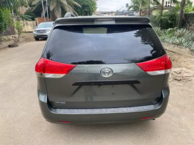 TOYOTA Sienna   - 2013