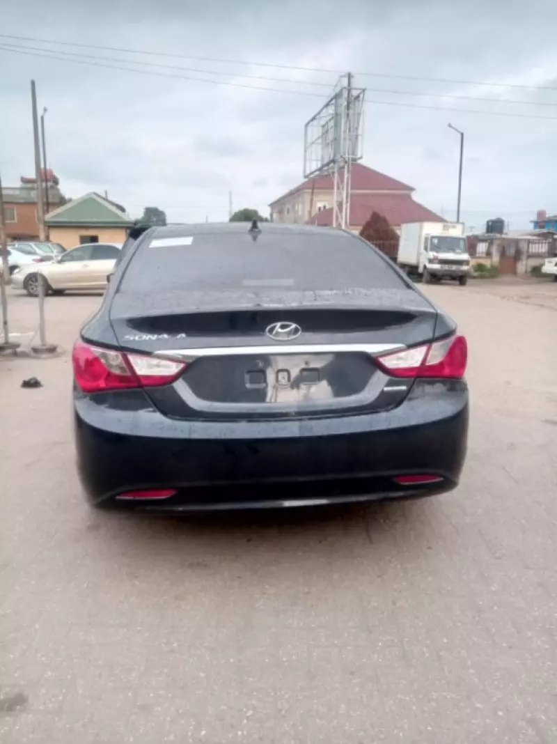 Hyundai Sonata   - 2010