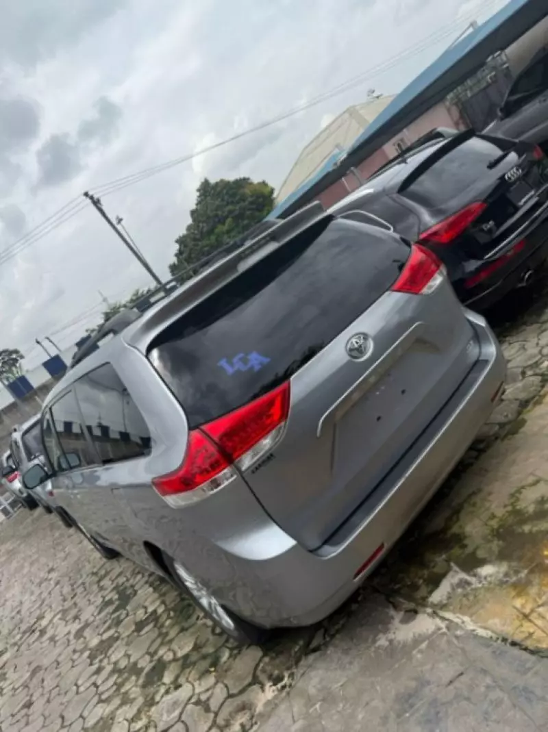 Toyota Sienna   - 2013