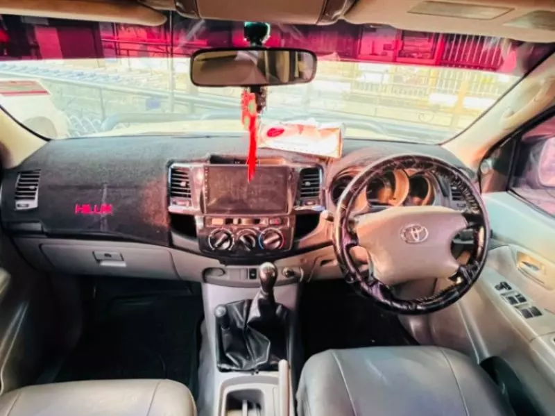 TOYOTA Hilux   - 2012