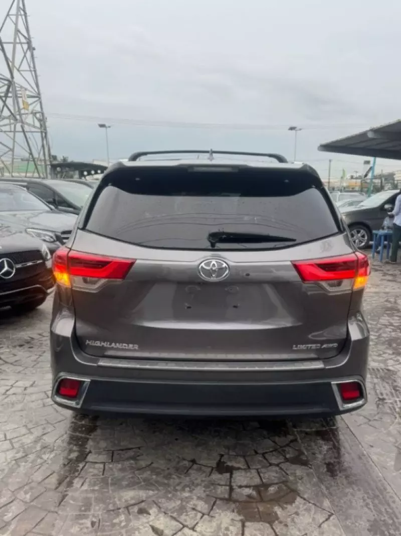 Toyota Highlander   - 2019