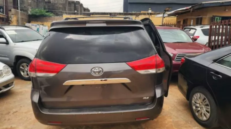 Toyota Sienna   - 2011