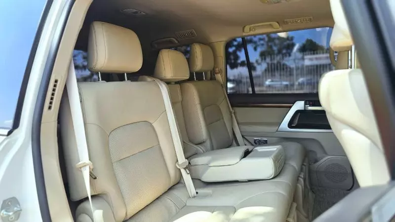 TOYOTA Landcruiser  V8   - 2018