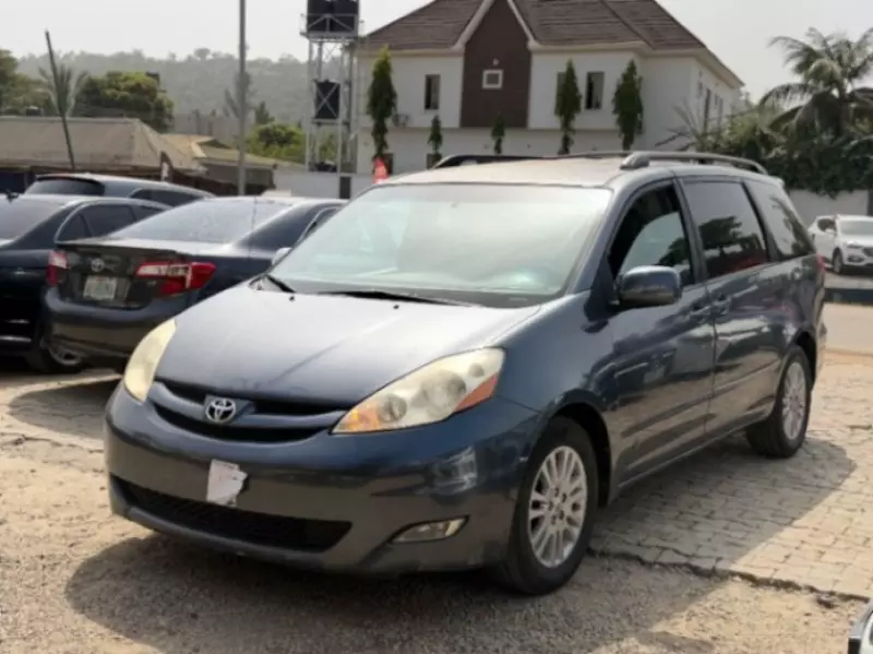 Toyota Sienna   - 2010