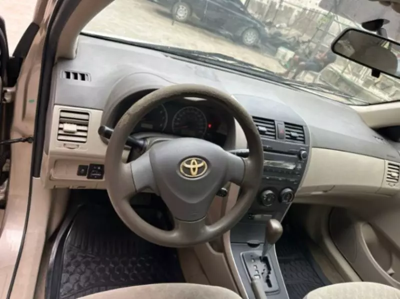 TOYOTA Corolla - 2010