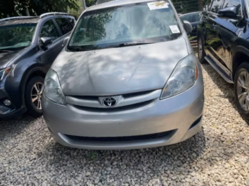 TOYOTA Sienna   - 2010