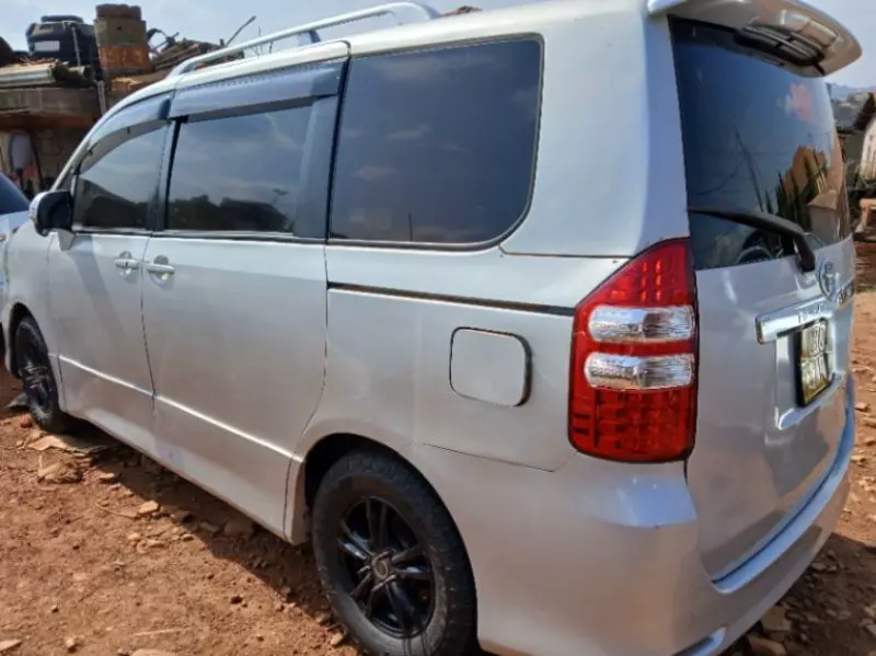 Toyota Noah   - 2014