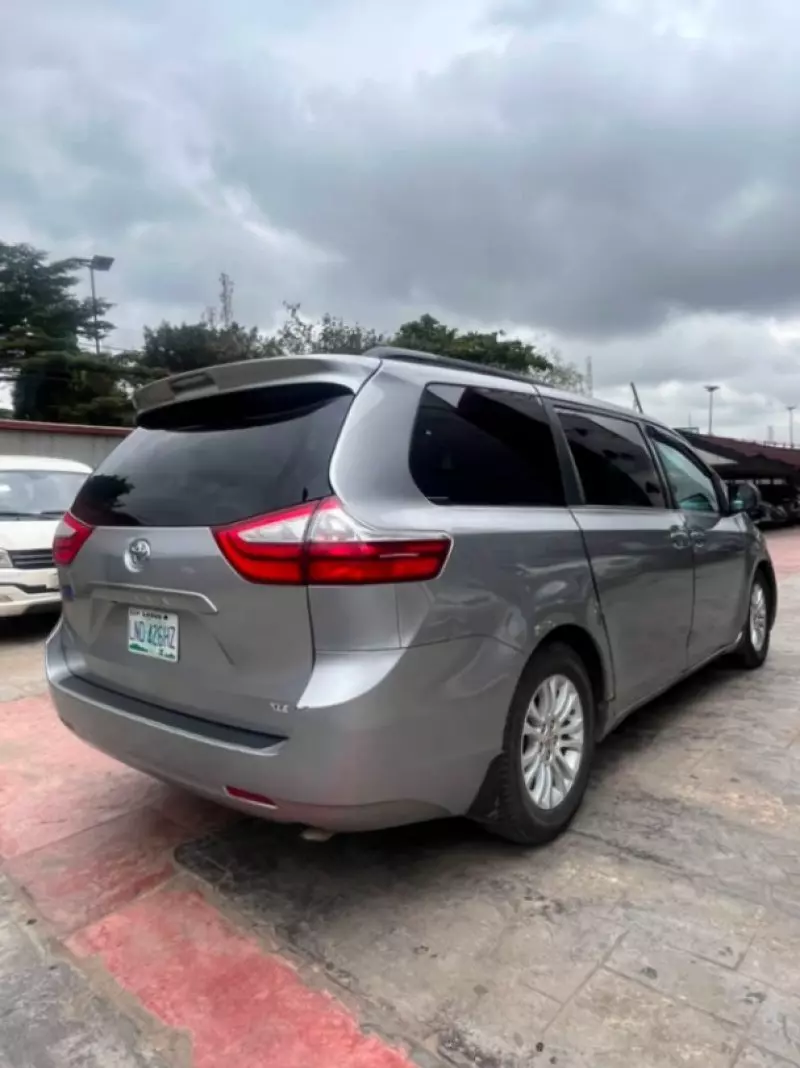 TOYOTA Sienna   - 2015