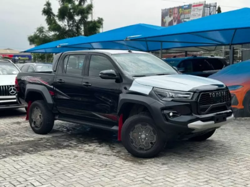 TOYOTA Hilux - 2026