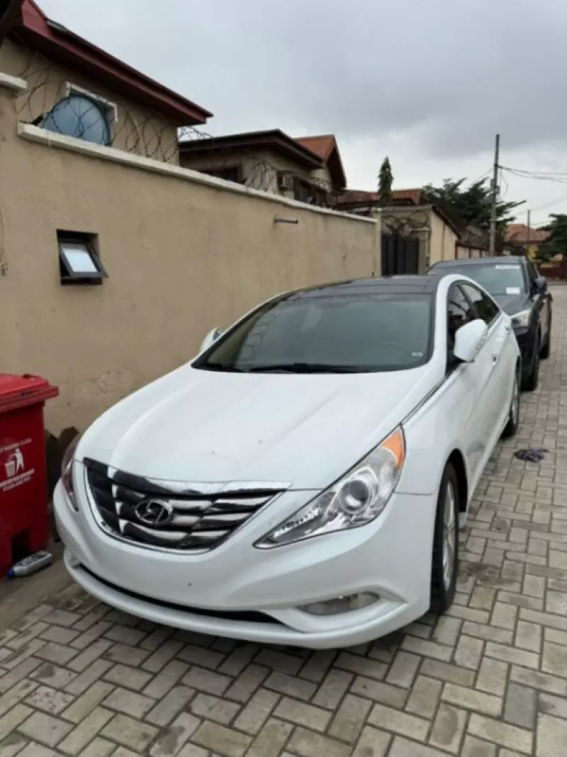 Hyundai Elantra   - 2013