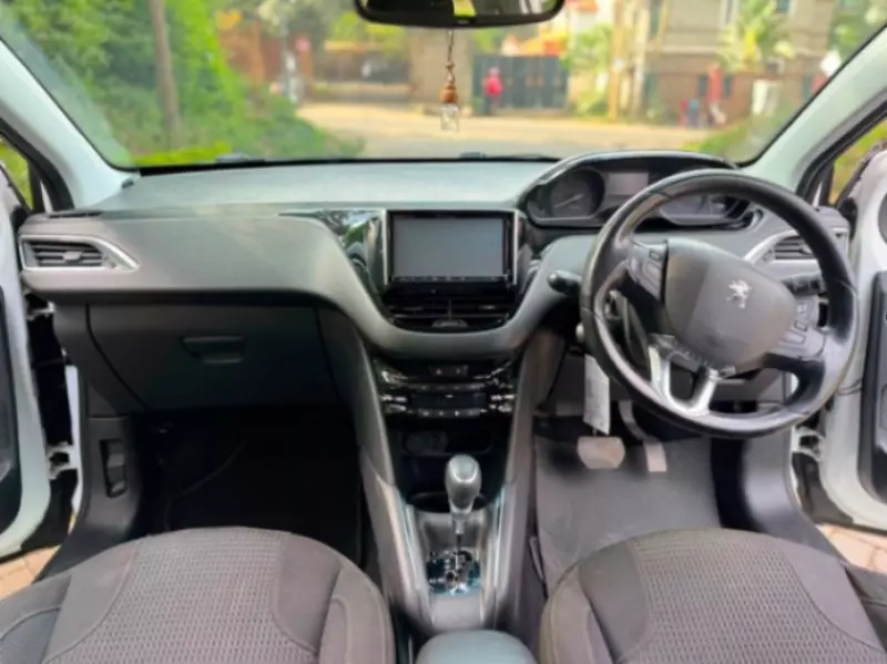 Peugeot 208   - 2017