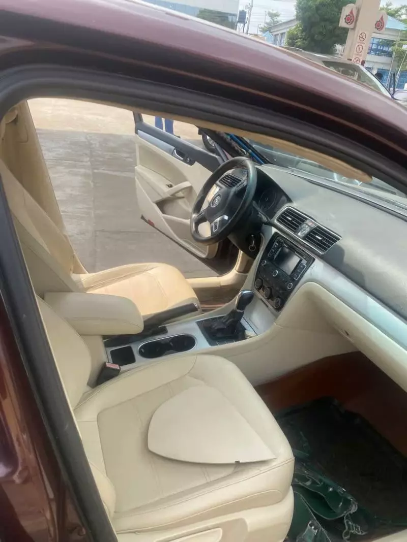 Volkswagen Passat   - 2013