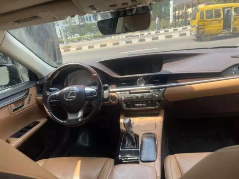 Lexus ES   - 2017