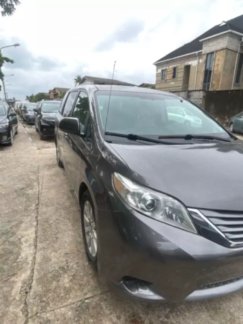 TOYOTA Sienna   - 2011