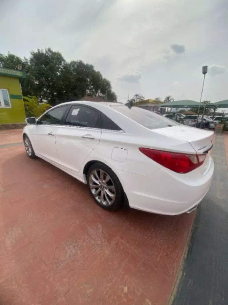 Hyundai Sonata   - 2012