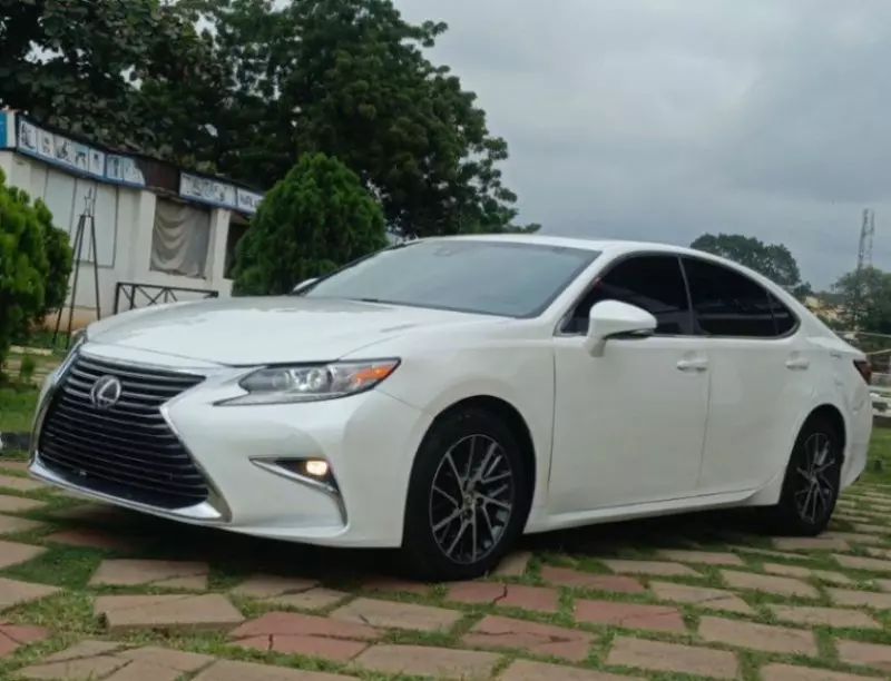 Lexus ES   - 2017